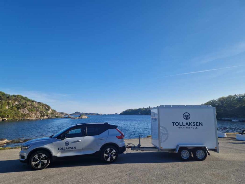 Bil og tilhenger på fosen