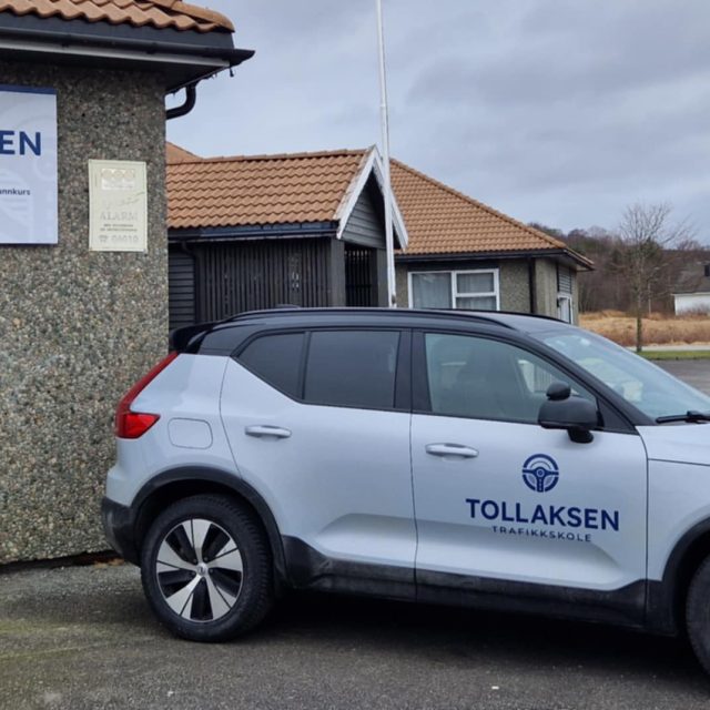 Bildet av bilen og skilt